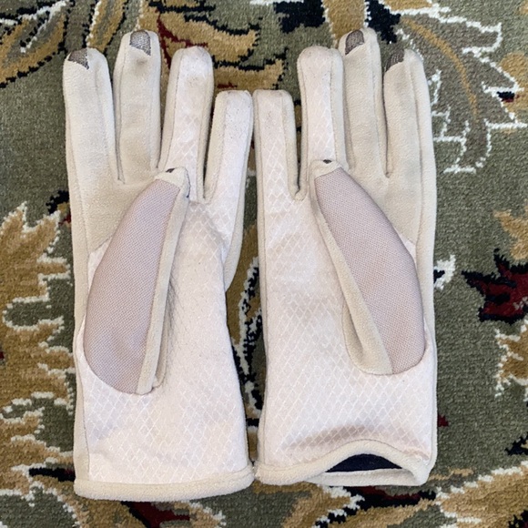 Gloves - Picture 2 of 4